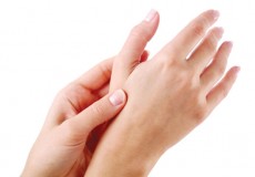 Ăn gì khi bị sưng khớp ngón tay?